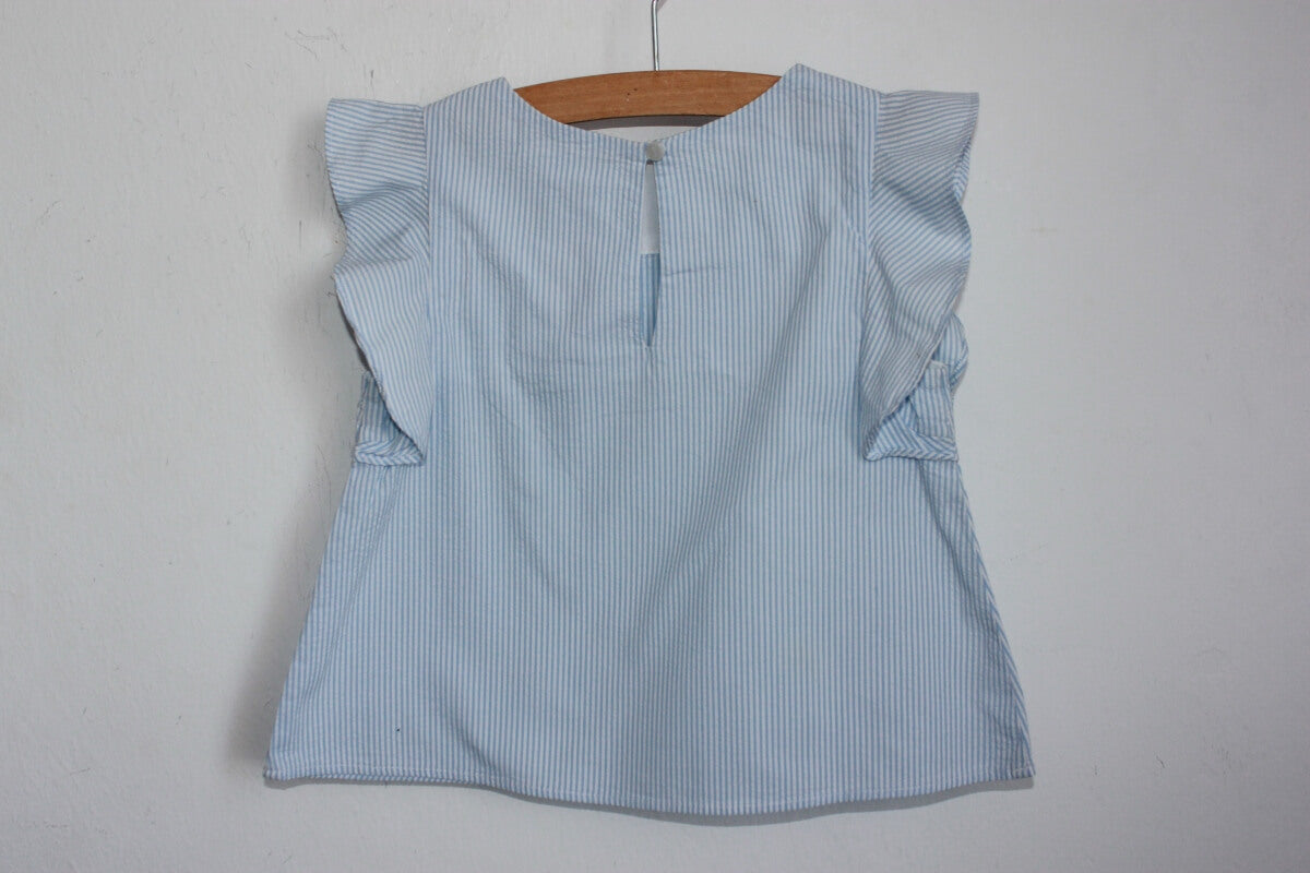 tweedehands katoenen zomerse lichtblauw met wit gestreepte jacadi blouse met korte mouwen en volants in maat 98