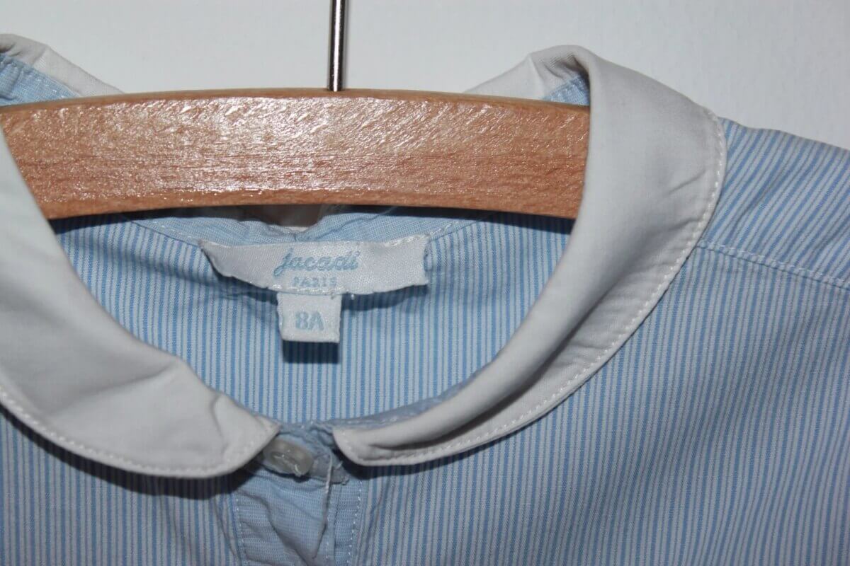 tweedehands katoenen lichtblauw met wit gestreepte blouse met lange mouwen van jacadi in maat 122 voor een meisje