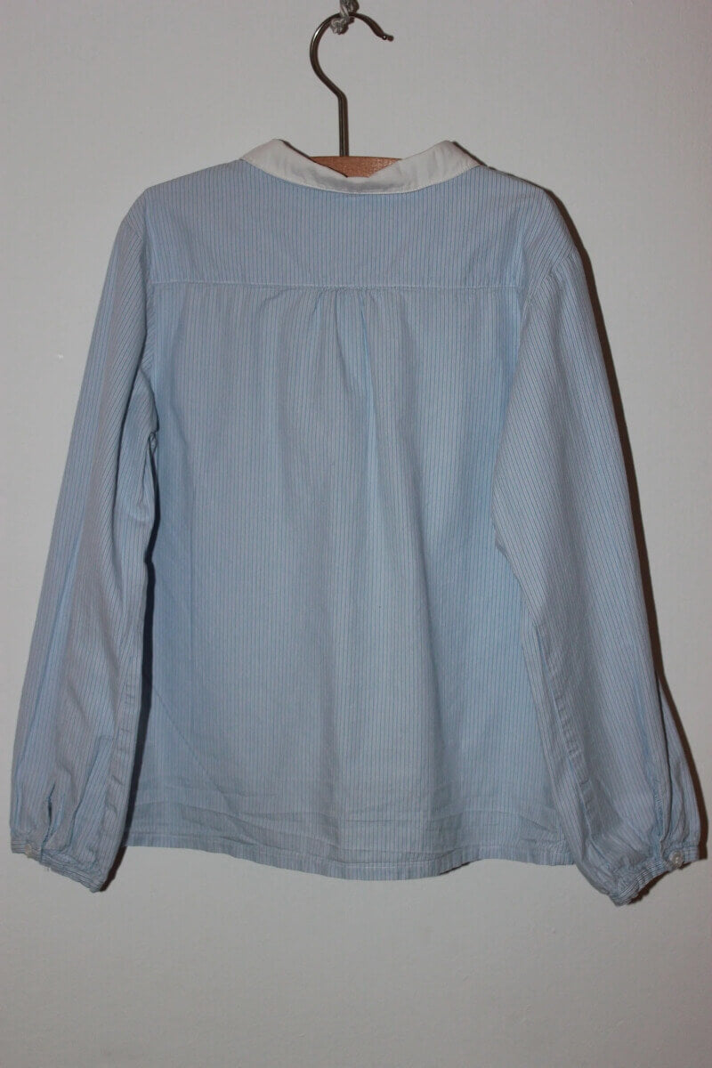 tweedehands katoenen lichtblauw met wit gestreepte blouse met lange mouwen van jacadi in maat 122 voor een meisje