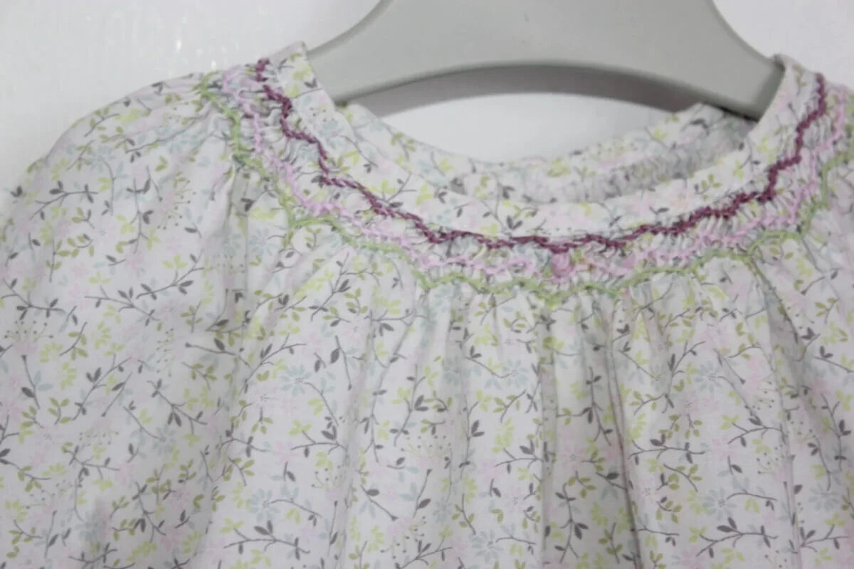 tweedehands gebloemde en gesmokte katoenen blouse van jacadi met lange mouwen in maat 68 voor een baby meisje