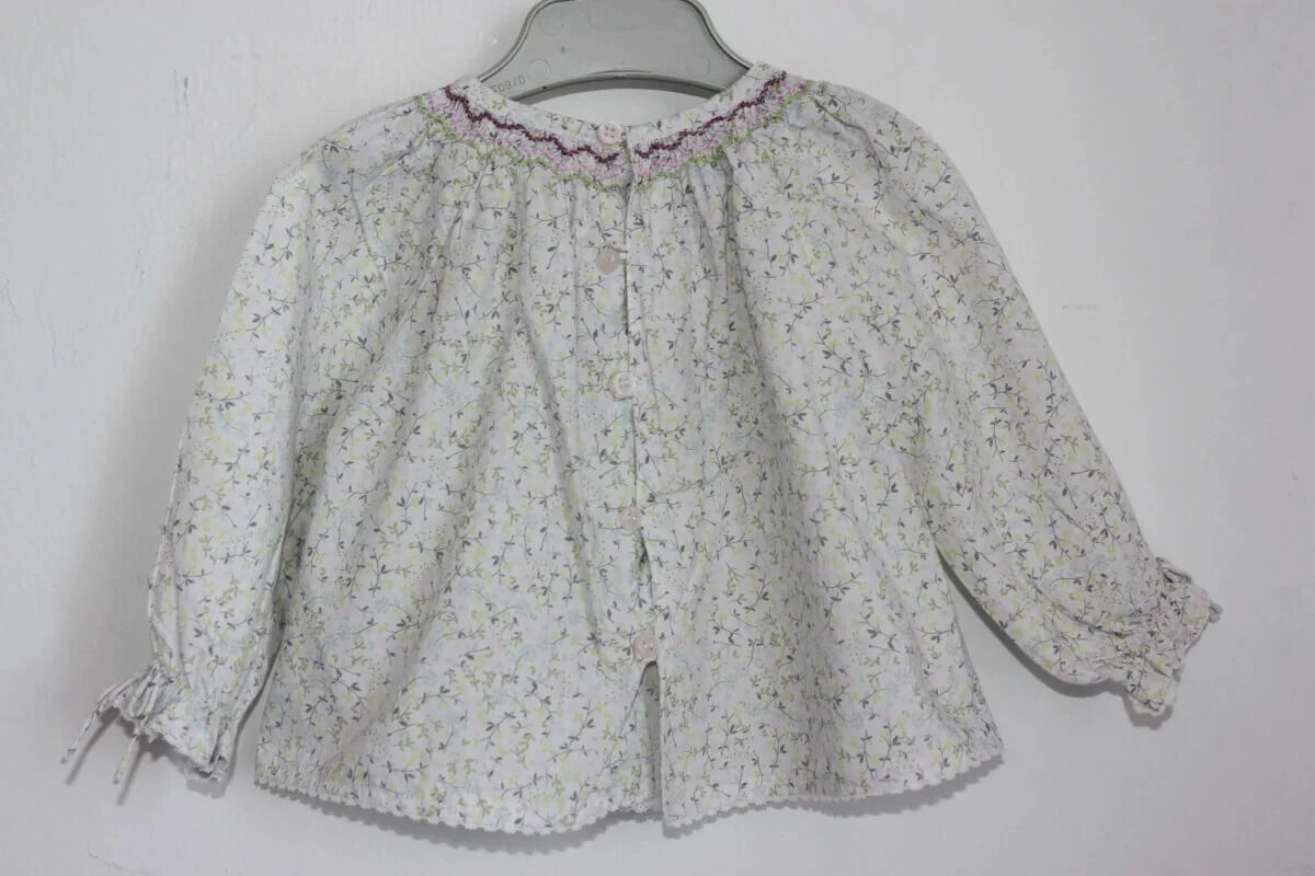 tweedehands gebloemde en gesmokte katoenen blouse van jacadi met lange mouwen in maat 68 voor een baby meisje