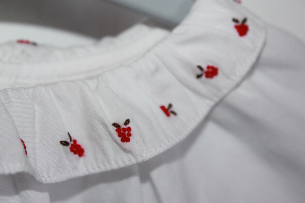tweedehands witte katoenen jacadi blouse met rode accenten op de volantkraag en lange mouwen in maat 68
