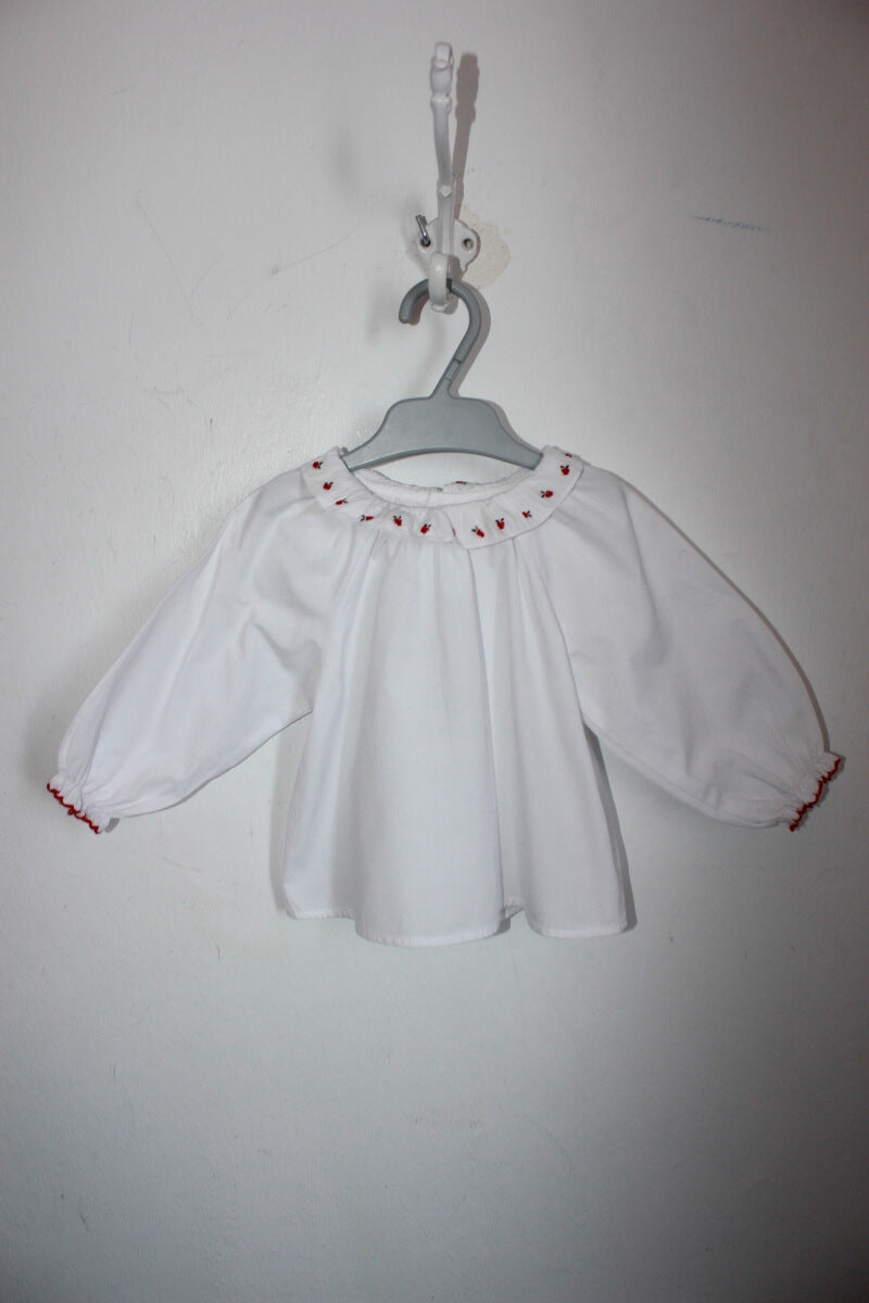 tweedehands witte katoenen jacadi blouse met rode accenten op de volantkraag en lange mouwen in maat 68