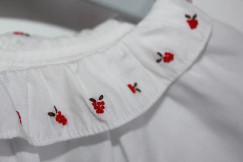 tweedehands witte katoenen blouse van jacadi met rode accenten en lange mouwen in maat 62 voor een baby meisje