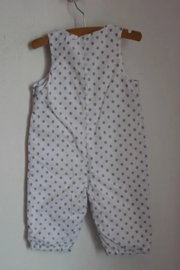 tweedehands witte katoenen jumpsuit met grijze stippen van jacadi in maat 74 voor een baby meisje