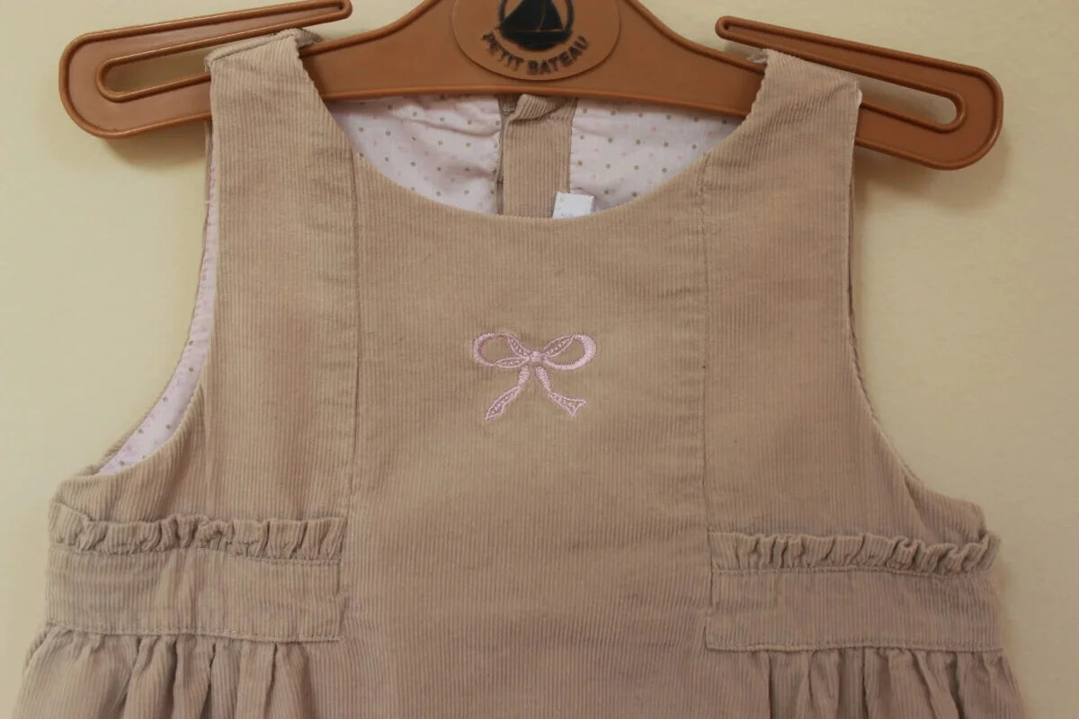 tweedehands mouwloze katoenen ribfluwelen beige jacadi jurk in maat 74
