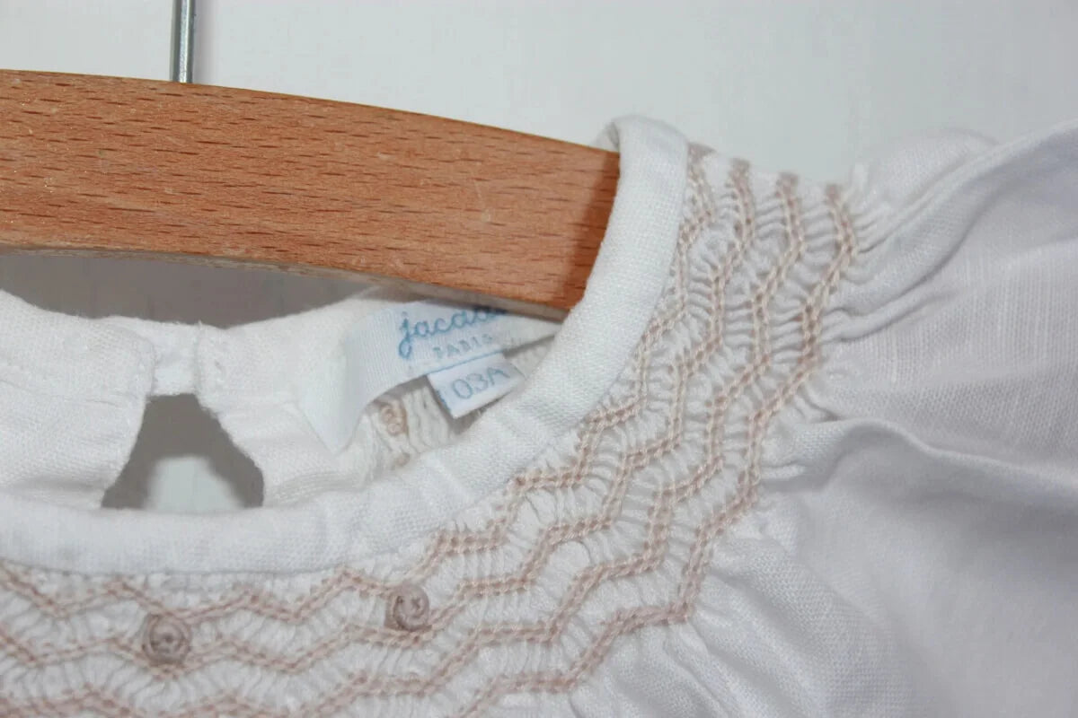 tweedehands zomerse ecru met beige gesmokte linnen jurk met korte mouwen van jacadi in maat 98