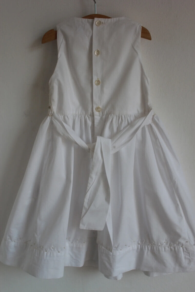 tweedehands mouwloze zomerse katoenen wit met creme en beige gesmockte jurk van jacadi in maat 104
