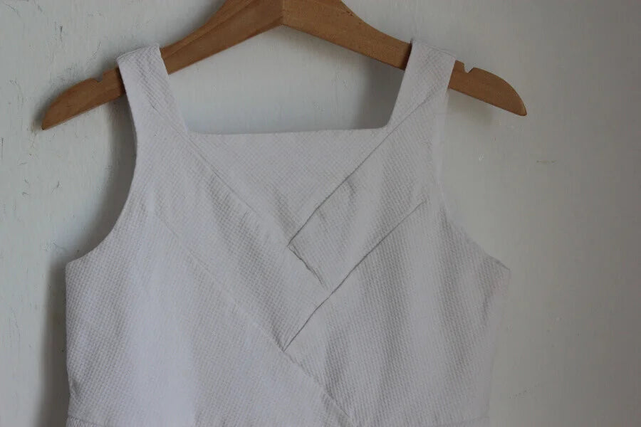 tweedehands zomerse mouwloze jacadi jurk in gebroken wit maat 128 voor een meisje