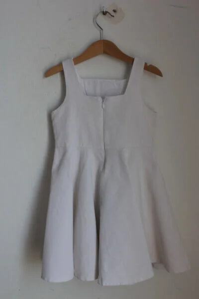 tweedehands zomerse mouwloze jacadi jurk in gebroken wit maat 128 voor een meisje