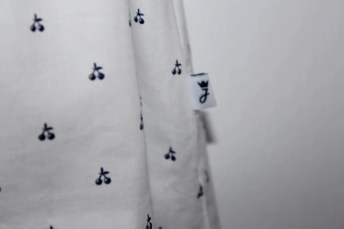 tweedehands katoenen zomerse witte jurk met donkerblauwe kersen van jacadi met korte mouwen in maat 68