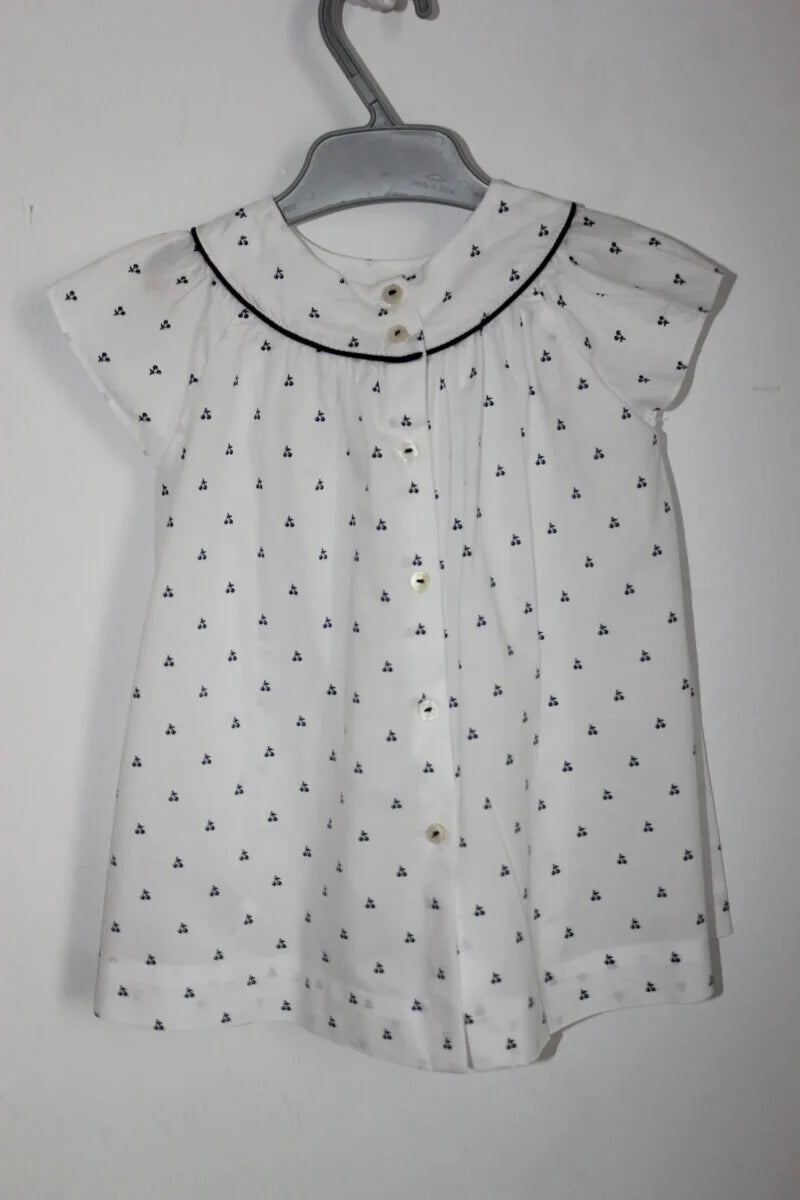 tweedehands katoenen zomerse witte jurk met donkerblauwe kersen van jacadi met korte mouwen in maat 68