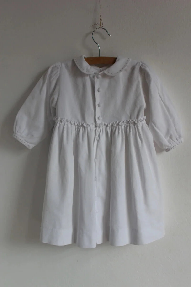 tweedehands witte ribfluwelen katoenen jurk van jacadi met lange mouwen in maat 80