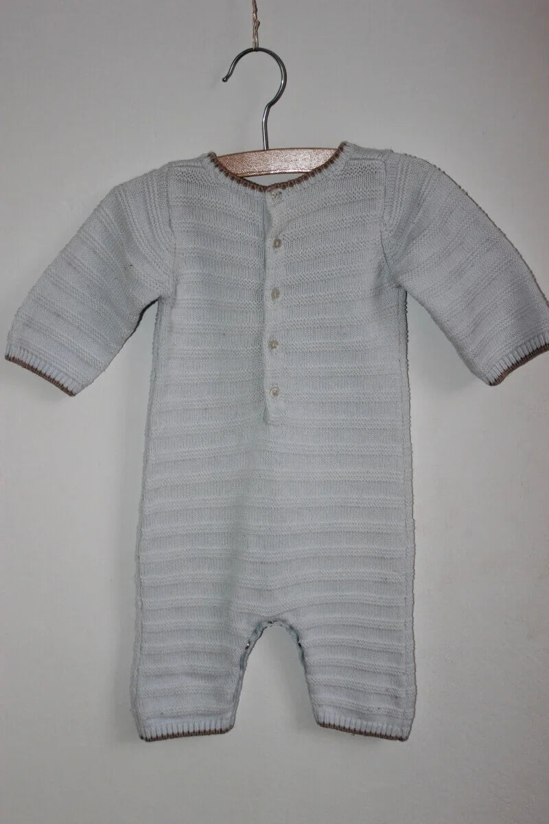 tweedehands unisex katoenen lichtblauw gebreide jacadi playsuit met lange mouwen in maat 62 voor een baby