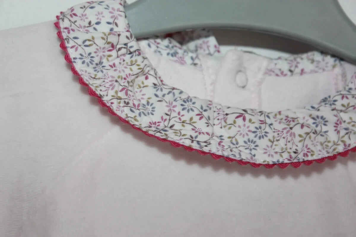 tweedehands roze velours playsuit van jacadi in maat 62 voor een baby meisje