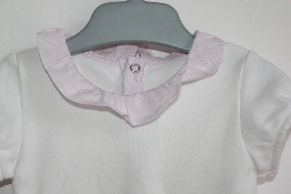tweedehands katoenen witte romper met roze volantkraagje en korte mouwen van jacadi in maat 68 voor een baby meisje