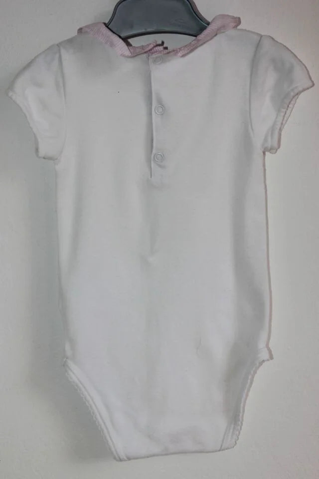 tweedehands katoenen witte romper met roze volantkraagje en korte mouwen van jacadi in maat 68 voor een baby meisje