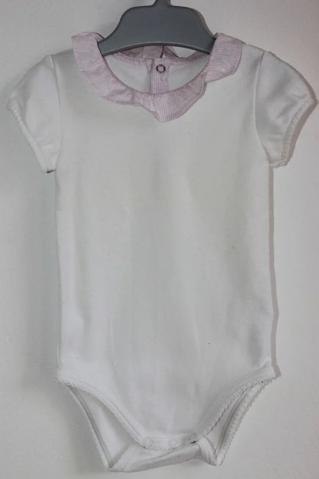 tweedehands katoenen witte romper met roze volantkraagje en korte mouwen van jacadi in maat 68 voor een baby meisje