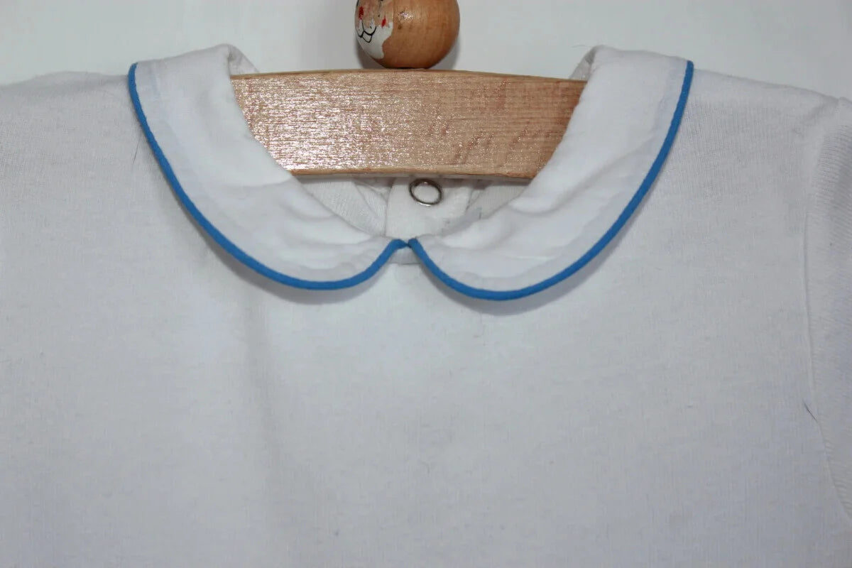 tweedehands unisex wit met blauw katoenen rompertje van jacadi met peter pan kraagje en korte mouwen in maat 68