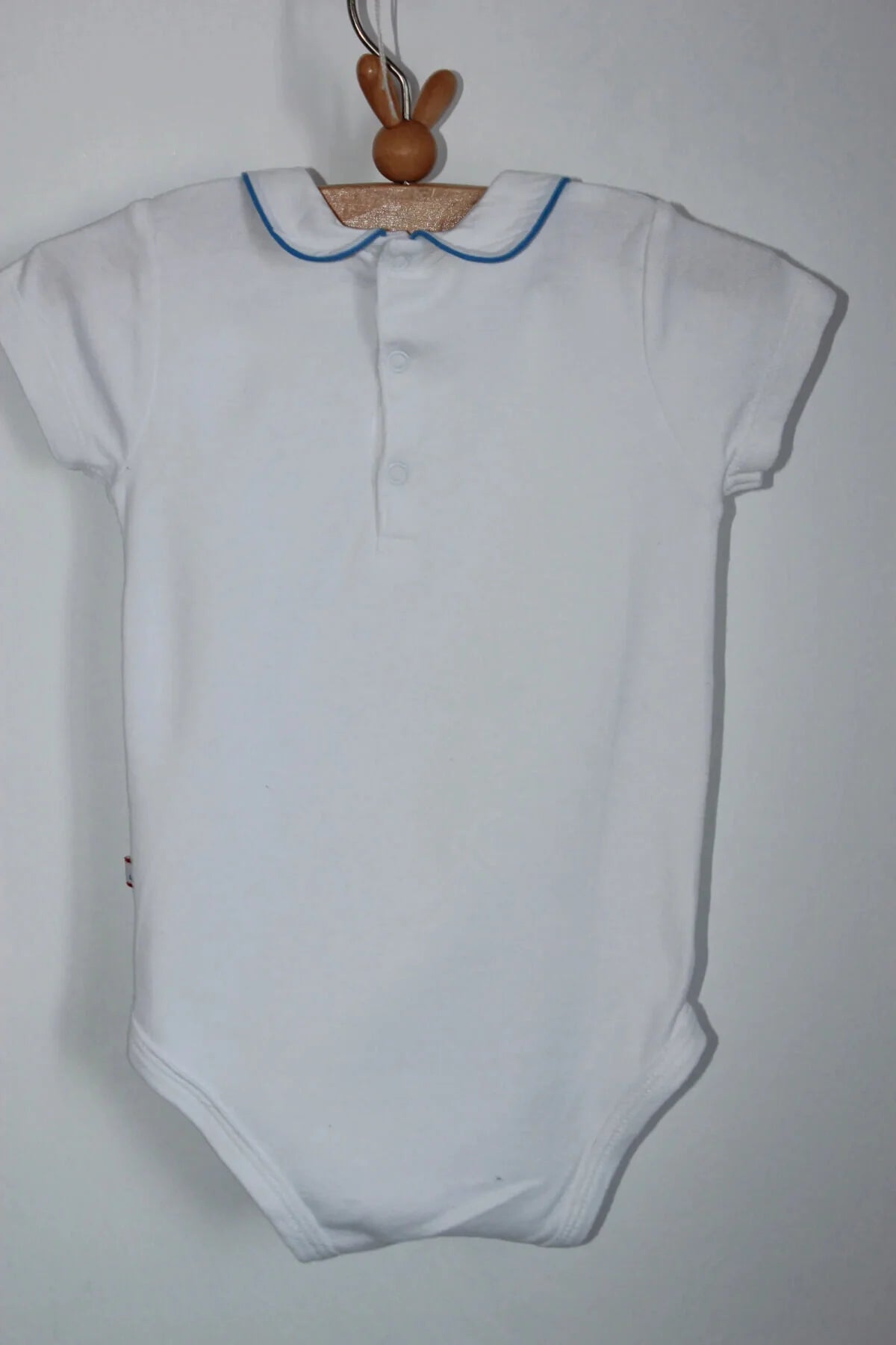 tweedehands unisex wit met blauw katoenen rompertje van jacadi met peter pan kraagje en korte mouwen in maat 68