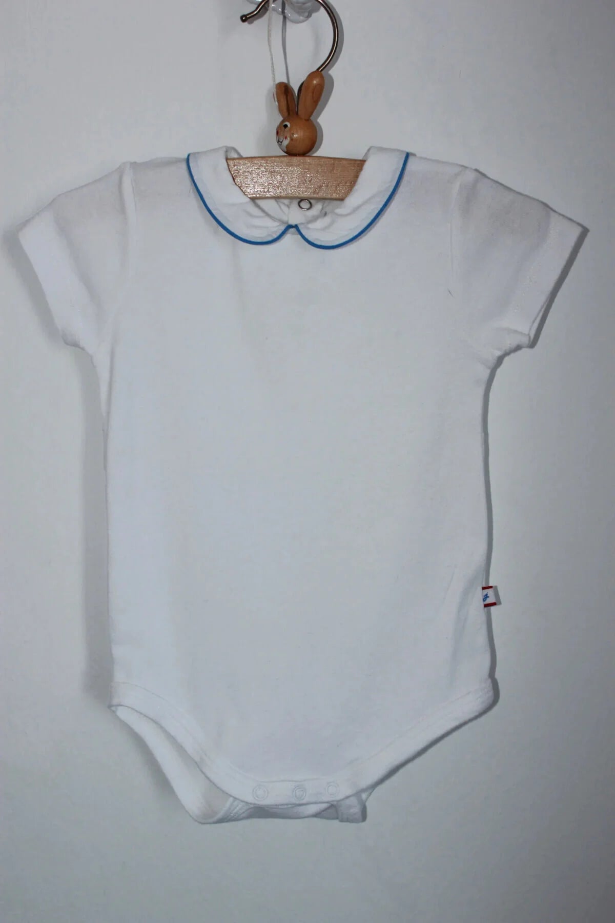 tweedehands unisex wit met blauw katoenen rompertje van jacadi met peter pan kraagje en korte mouwen in maat 68