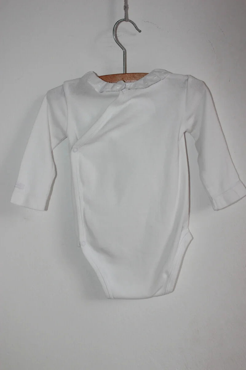 tweedehands unisex witte katoenen jacadi romper met lange mouwen en volantkraage in maat 68