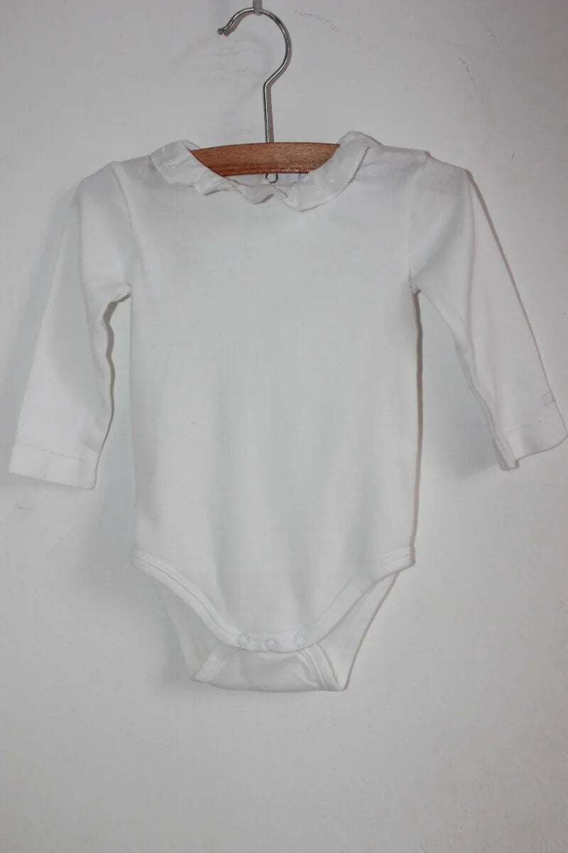tweedehands unisex witte katoenen jacadi romper met lange mouwen en volantkraage in maat 68