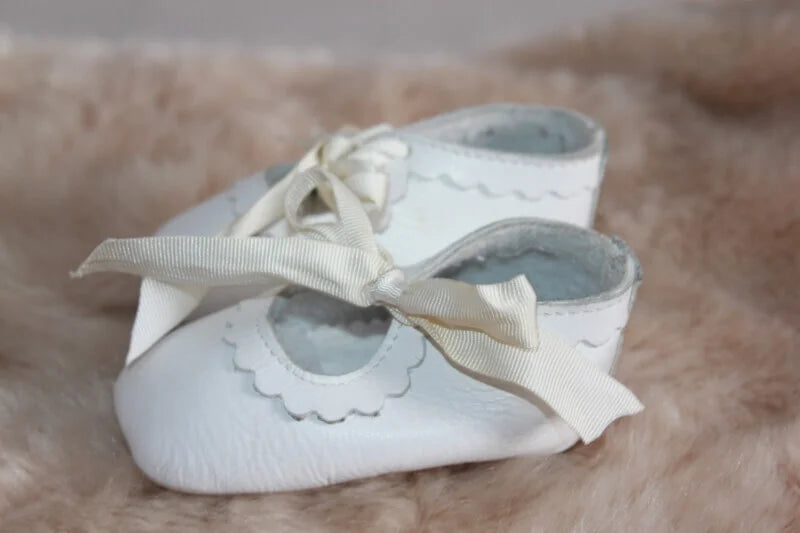 tweedehands unisex witte leren babyschoentjes van jacadi in maat 17