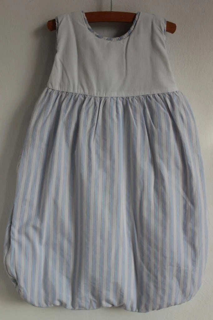 tweedehands unisex lichtblauw met wit en beige gestreepte mouwloze jacadi slaapzak van 64 cm