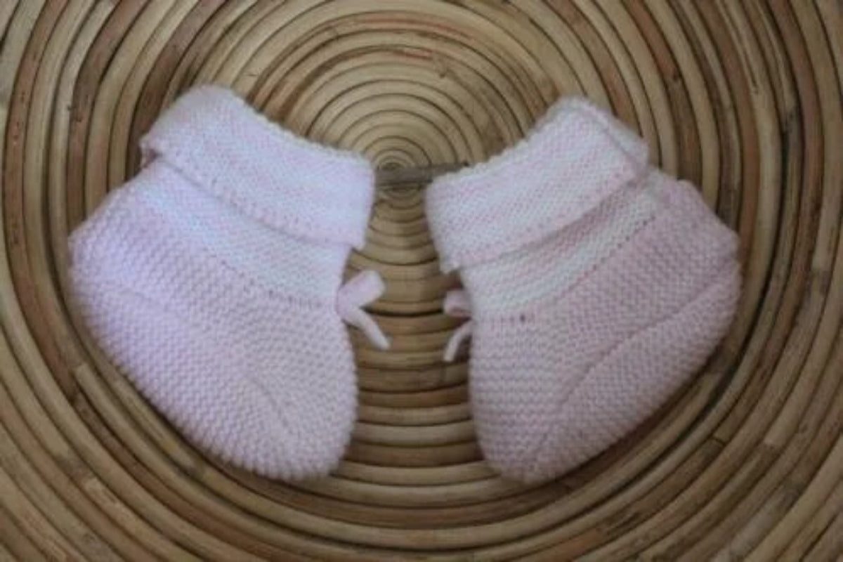 tweedehands roze met witte gebreide jacadi slofjes in maat 0-3 maanden