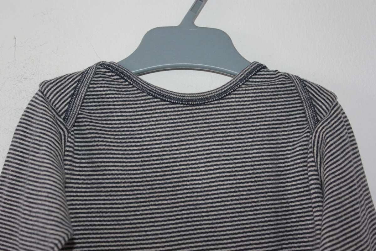 preloved unisex katoenen donkerblauw-ecru gestreepte playsuit met lange mouwen en voetjes van petit bateau in maat 68