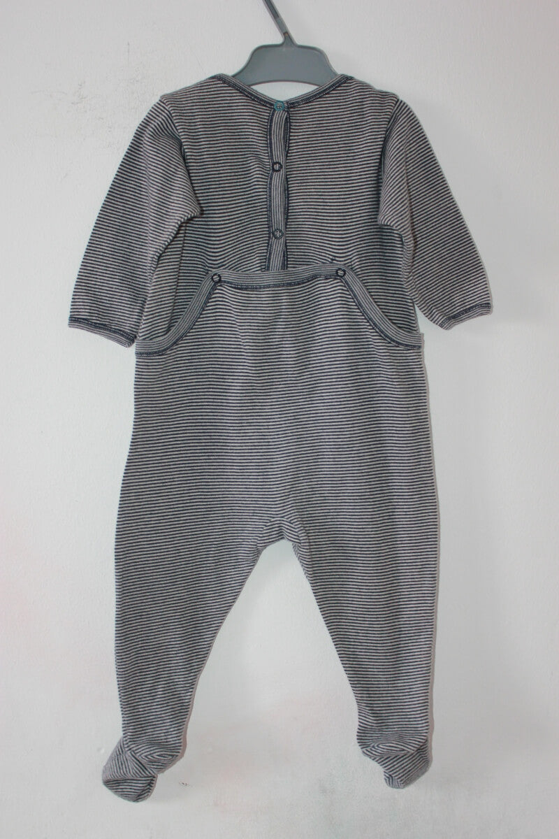 preloved unisex katoenen donkerblauw-ecru gestreepte playsuit met lange mouwen en voetjes van petit bateau in maat 68