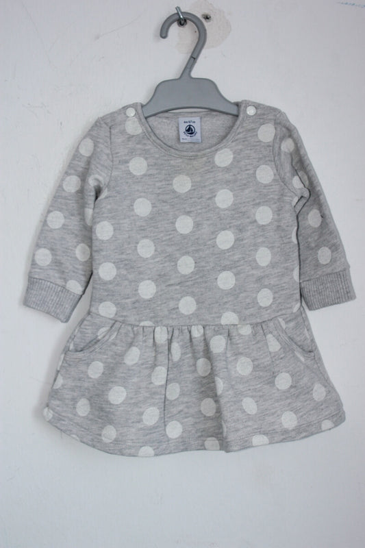 preloved katoenen lichtgrijze jurk met ecru stippen en lange mouwen van petit bateau in maat 68