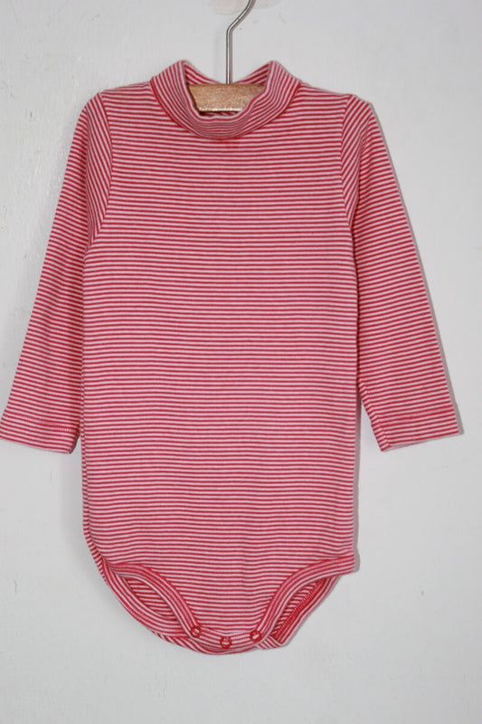 preloved katoenen koraalroze-wit gestreepte romper met lange mouwen en rolkraag van petit bateau in maat 80 voor een baby meisje