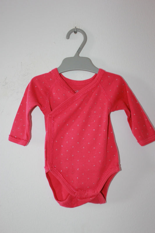 preloved katoenen fuchsia overslagromper met zilveren stpjes en lange mouwen van petit bateau in maat 56 voor een baby meisje
