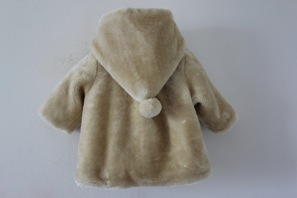 preloved creme warme fake fur jas met capuchon in maat 62 van petit bateau voor een baby meisje