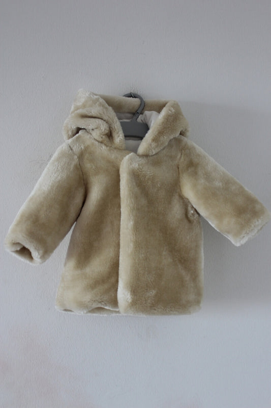 preloved creme warme fake fur jas met capuchon in maat 62 van petit bateau voor een baby meisje