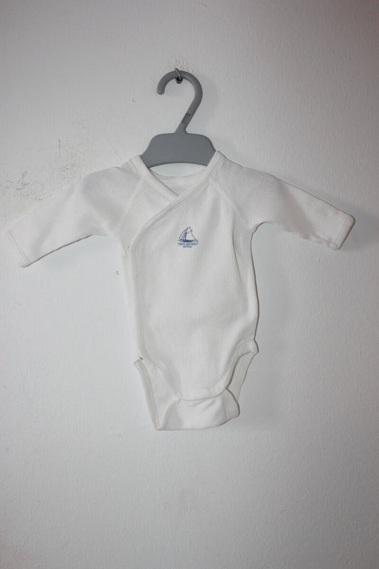 preloved katoenen witte overslagromper met lange mouwen en blauwe zeilboot van petit bateau in maat 50 voor een baby jongen