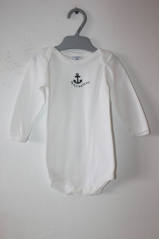 preloved katoenen witte romper met grijs aner en lange mouwen van petit bateau, maat 68 voor een baby jongen