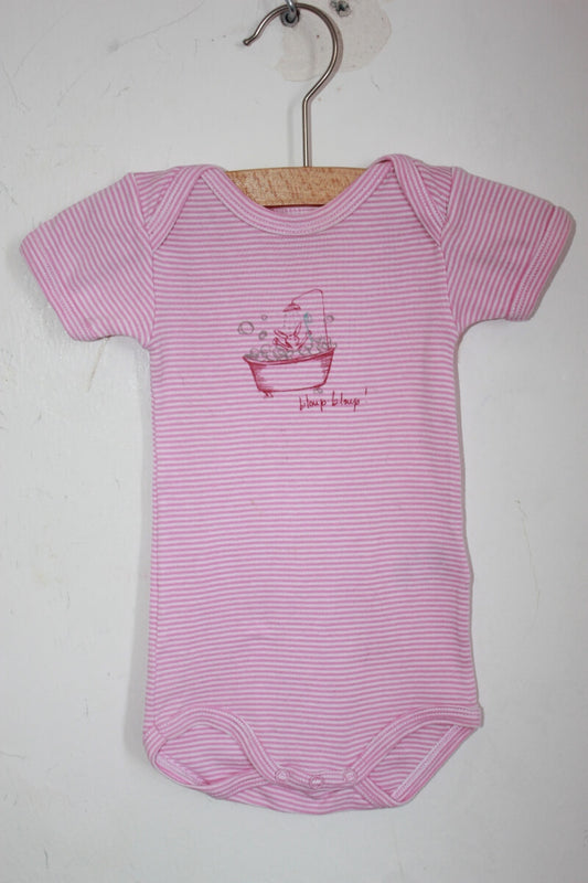 preloved katoenen roze-wit gestreepte romper met korte mouwen van petit bateau in maat 62
