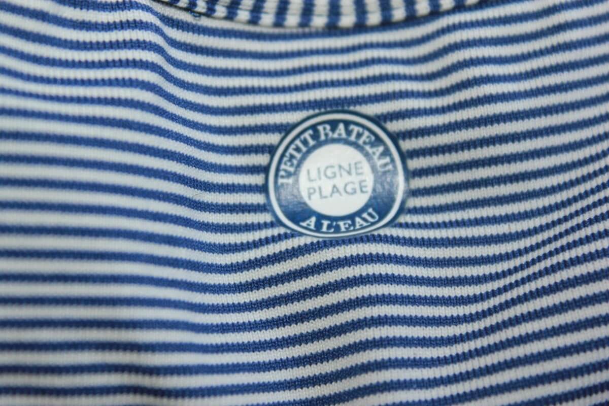 tweedehands donkerblauw met wit gestreepte zwembroek van petit bateau in maat 86 voor een baby meisje