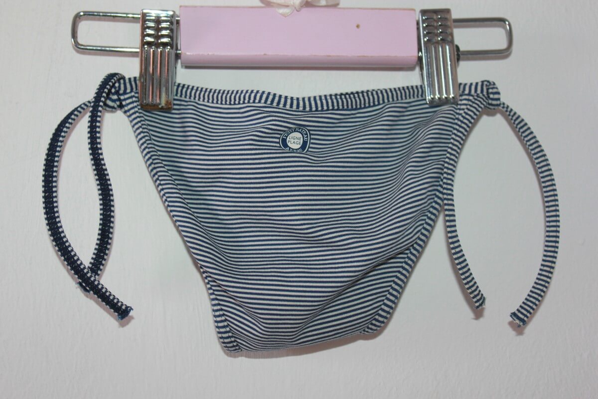 tweedehands donkerblauw met wit gestreepte zwembroek van petit bateau in maat 86 voor een baby meisje