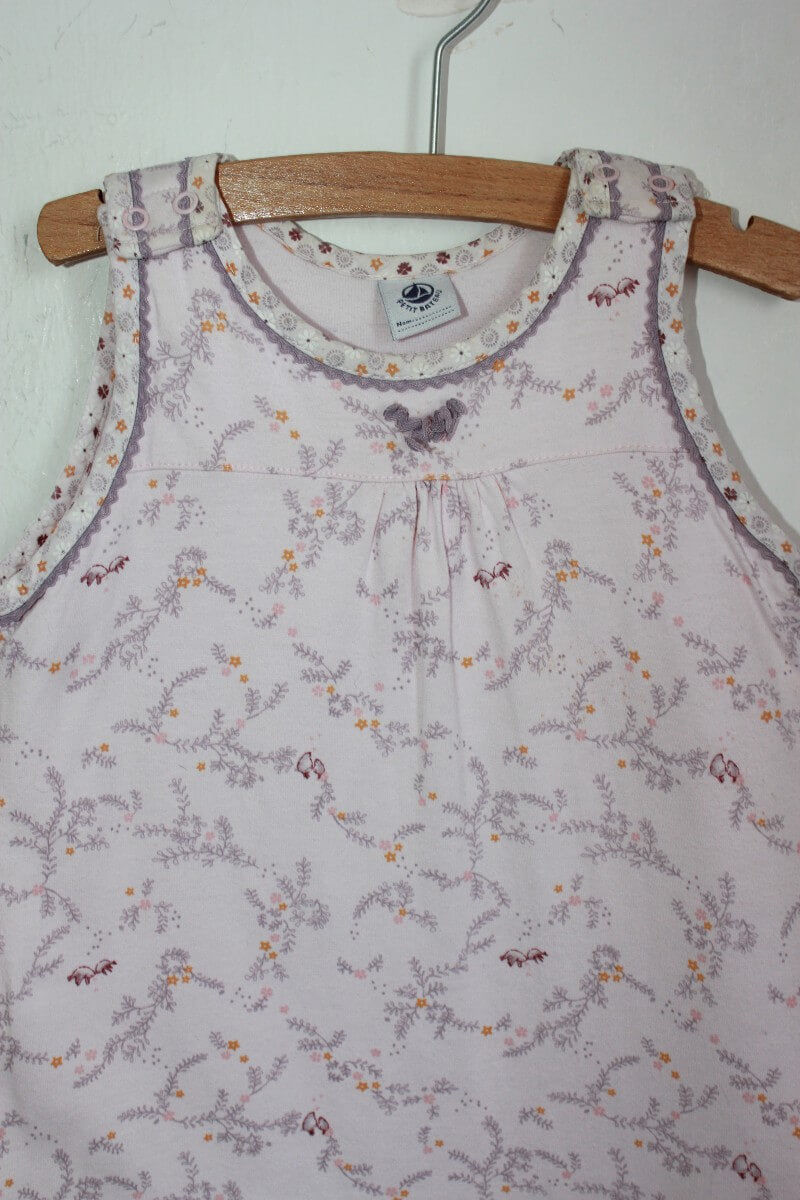 preloved roze gebloemde mouwloze slaapzak van petit bateau voor een baby meisje. maat 6-18 maanden