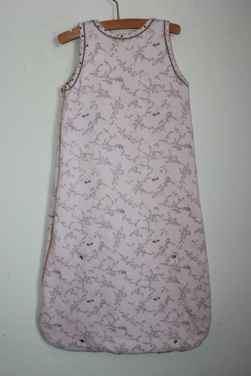preloved roze gebloemde mouwloze slaapzak van petit bateau voor een baby meisje. maat 6-18 maanden