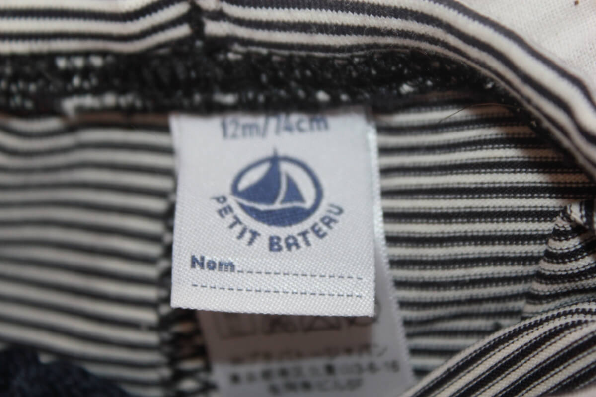 tweedehands donkerblauw met wit gestreepte zwembroek van petit bateau in maat 74 voor een baby jongen