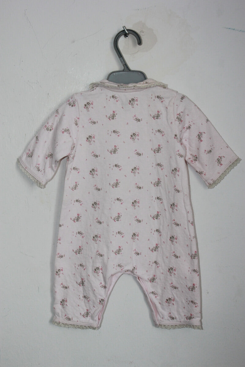 tweedehands katoenen lichtroze gebloemde voetloze playsuit met lange mouwen van petit bateau maat 56 voor een baby meisje