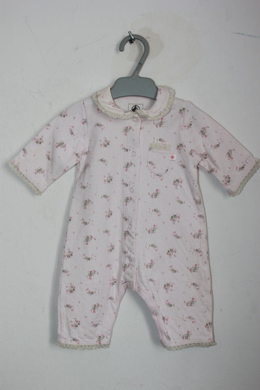 tweedehands katoenen lichtroze gebloemde voetloze playsuit met lange mouwen van petit bateau maat 56 voor een baby meisje