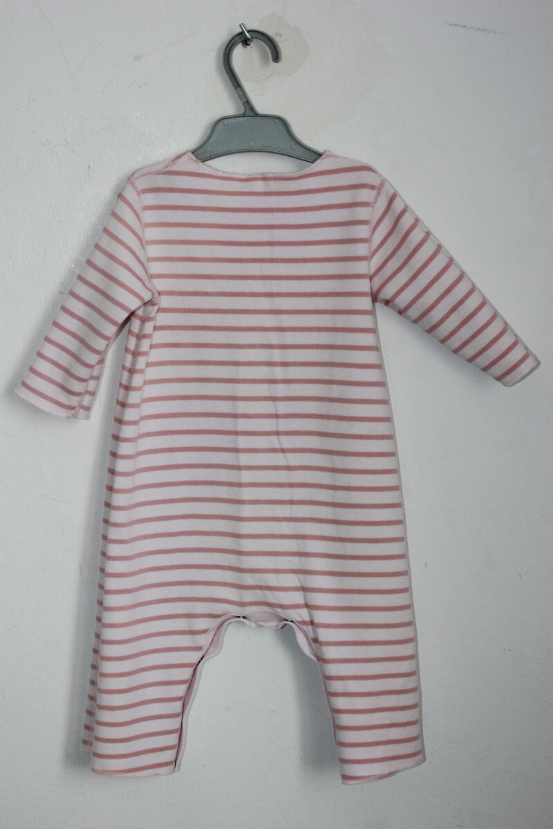 Tweedehands katoenen lichtroze gebloemde voetloze playsuit met lange mouwen van petit bateau in maat 68