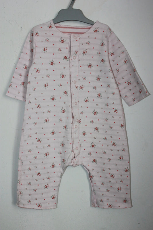 Tweedehands katoenen lichtroze gebloemde voetloze playsuit met lange mouwen van petit bateau in maat 68
