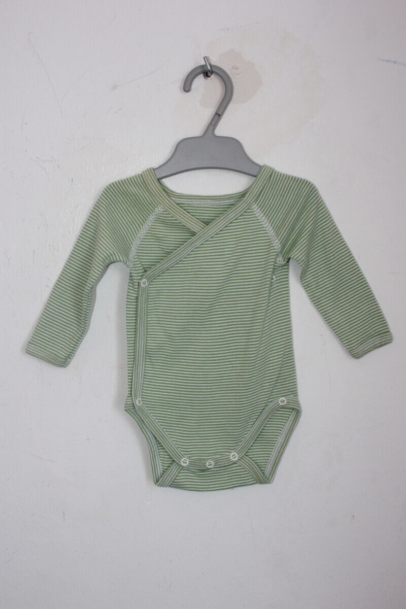 tweedehands unisex katoenen groen en wit gestreepte overslagromper met lange mouwen in maat 62 van petit bateau